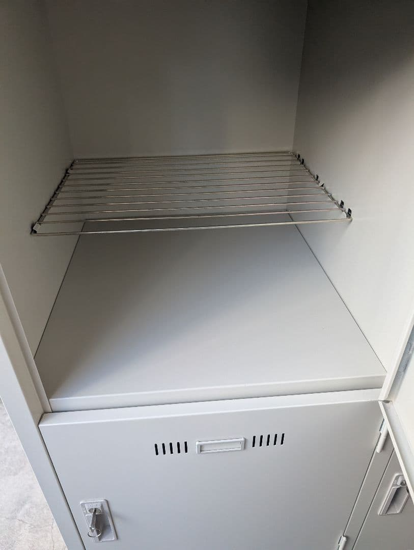 【美品中古】オフィスロッカー 8扉/棚付き/キー全て有※一部地域配送無料