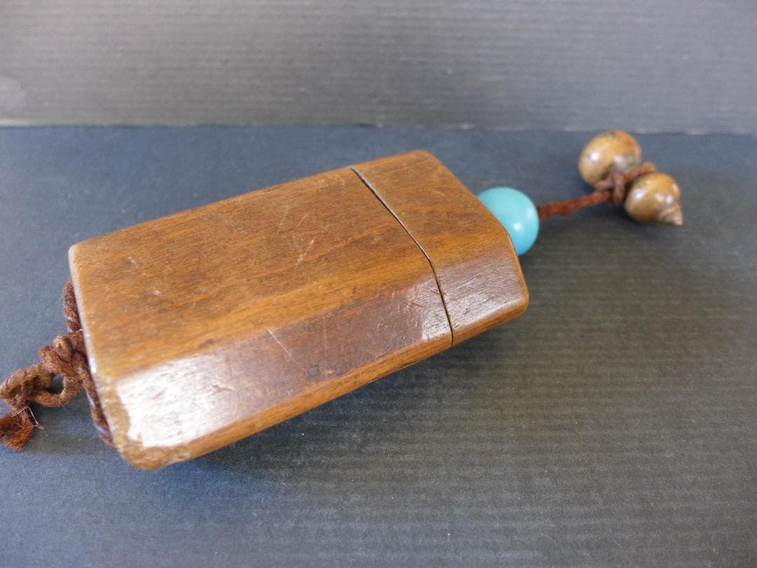 明治大正期頃　 一刀彫 　刻み煙草入　瓢箪根付・水色ガラス緒締め 　提げ物喫煙具