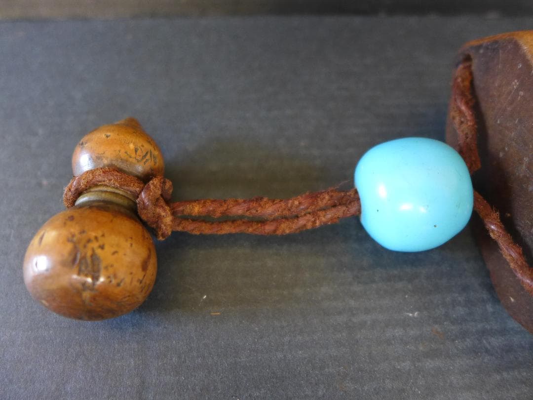 明治大正期頃　 一刀彫 　刻み煙草入　瓢箪根付・水色ガラス緒締め 　提げ物喫煙具