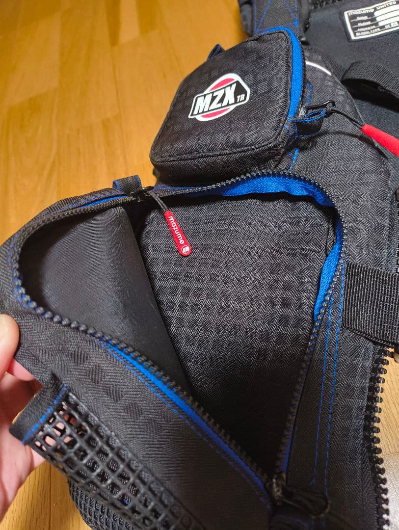 MAZUME MZXタイドマニア ライフジャケット ブラック/ブルー