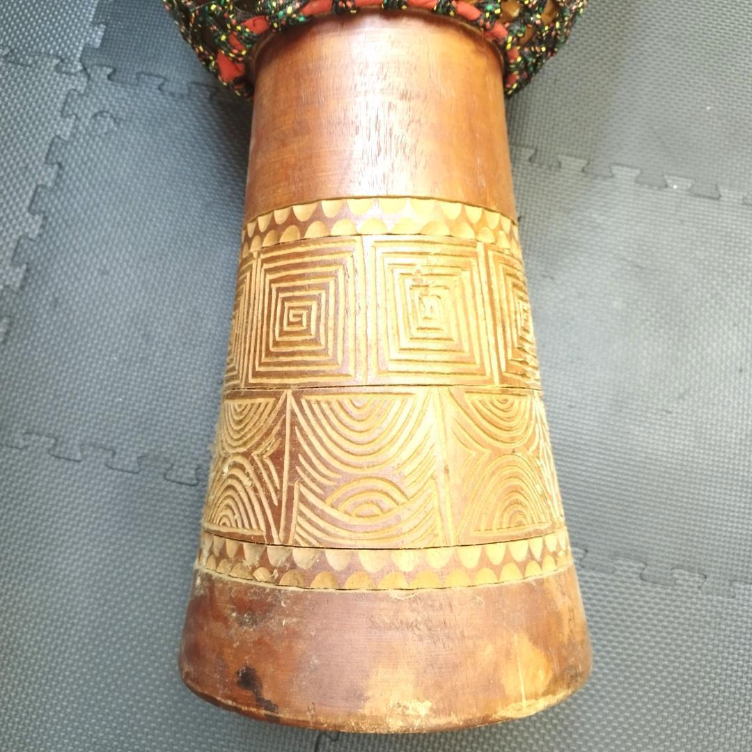 ジャンベ 　12インチ　打面31ｃｍ　木製パーカッション 楽器　木彫り