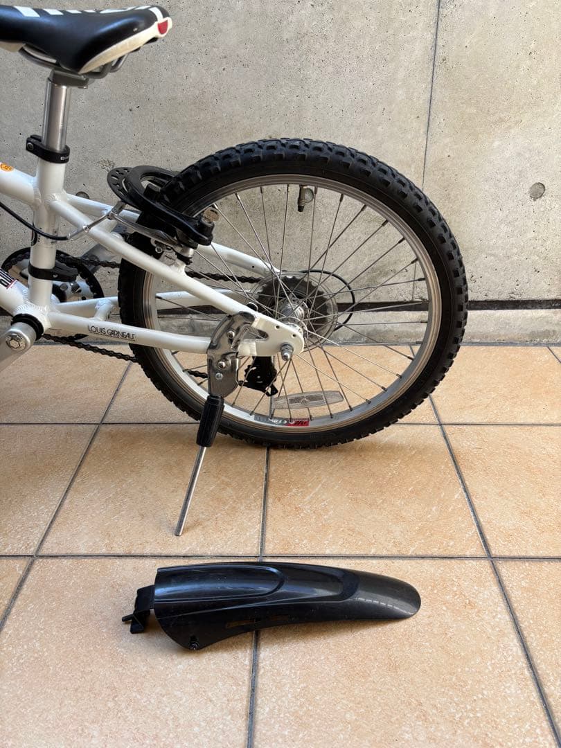 【現地取引可能】LOUIS GARNEAU 20インチ ホワイトLGS-J206