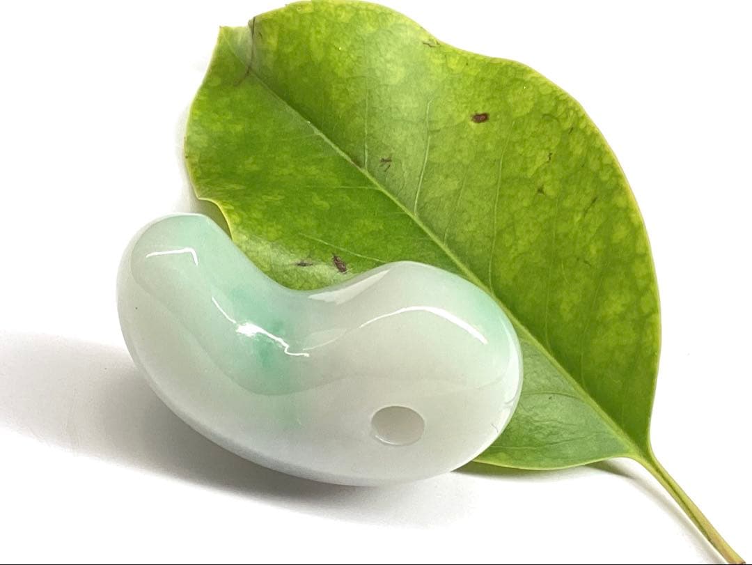 ✳premiumシリーズ*糸魚川翡翠勾玉　一生物の守護石　再結晶線入り安価卸し‼️