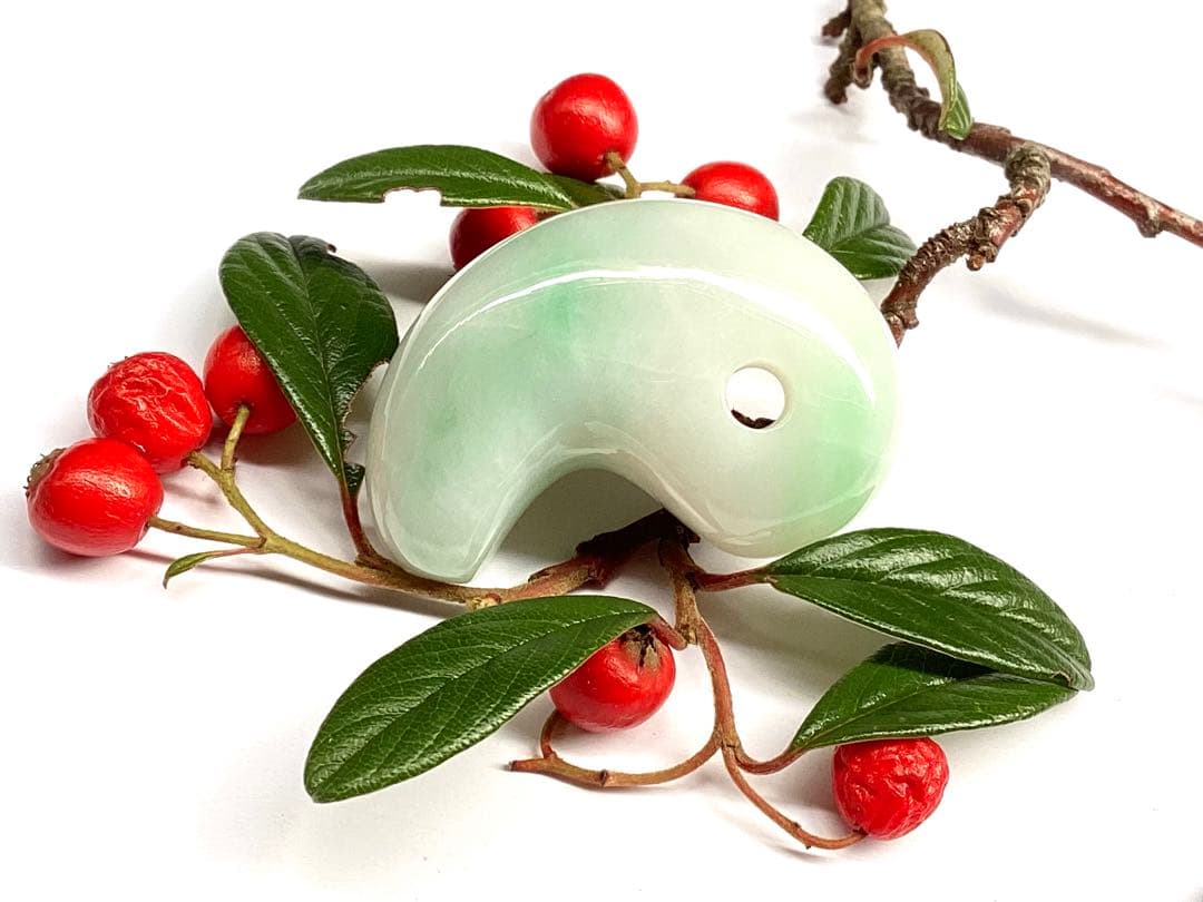 ✳premiumシリーズ*糸魚川翡翠勾玉　一生物の守護石　再結晶線入り安価卸し‼️