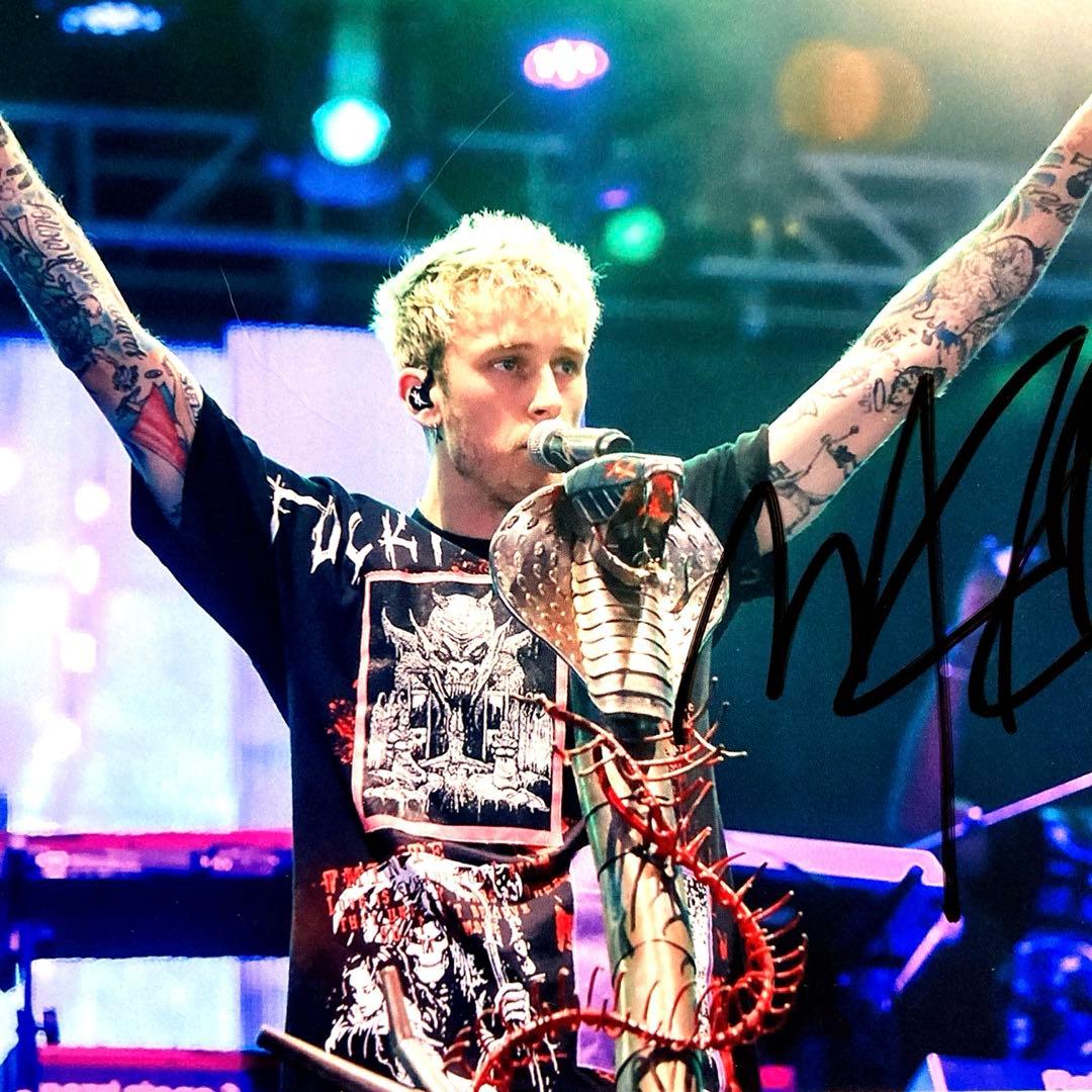 マシン・ガン・ケリー直筆サイン入り2Lサイズ写真…アメリカのラッパー…