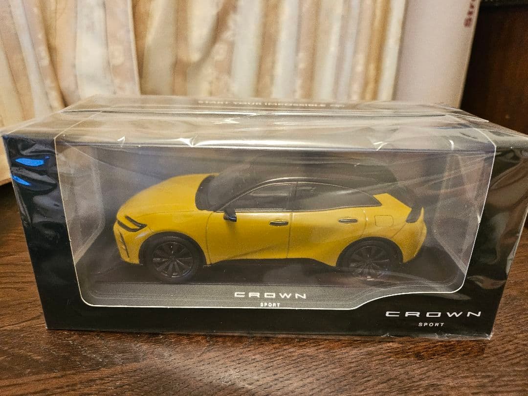 トヨタ CROWN SPORT ミニカー 1/30 ブラック✕マスタード
