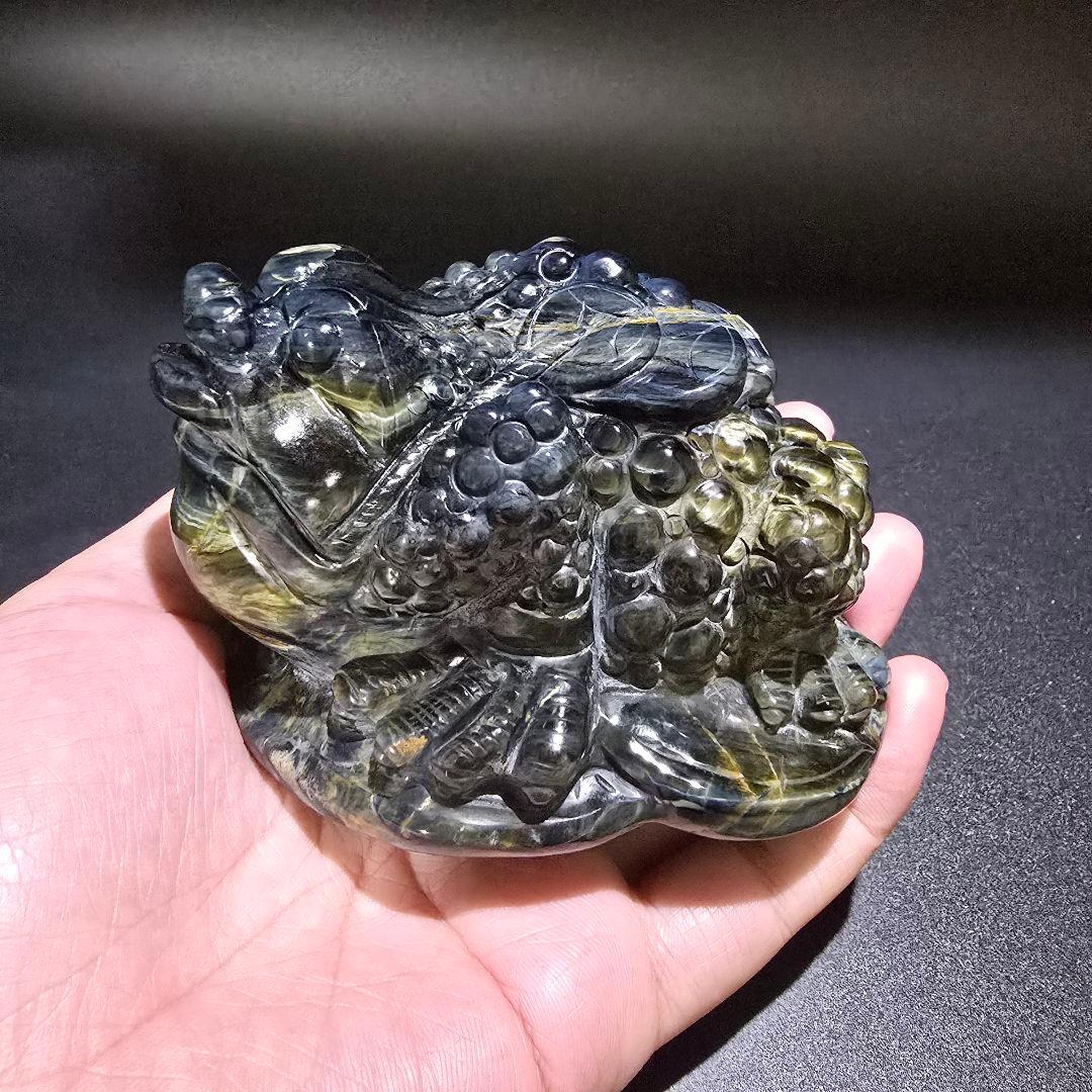 V4 　青虎目石の三本足の蛙　ブルータイガーアイ　銭蛙　珍品　天然石