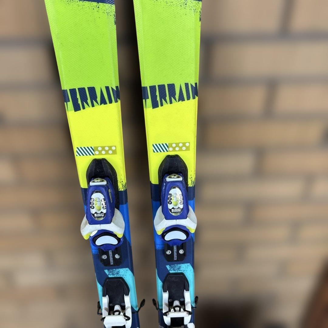 子供用スキー板とブーツのセット