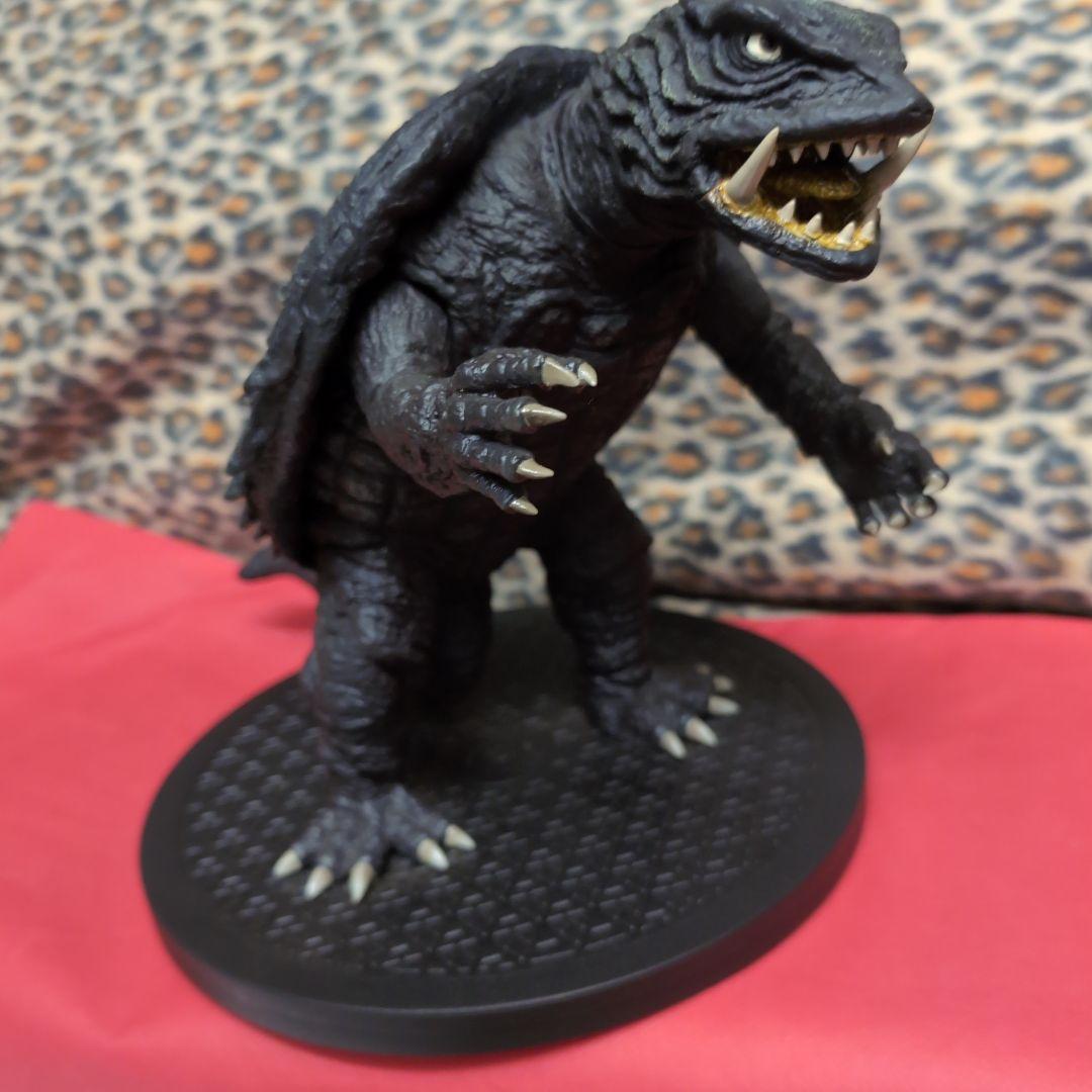ガメラ怪獣フィギュア 黒 プラスチック製回転座３６０度