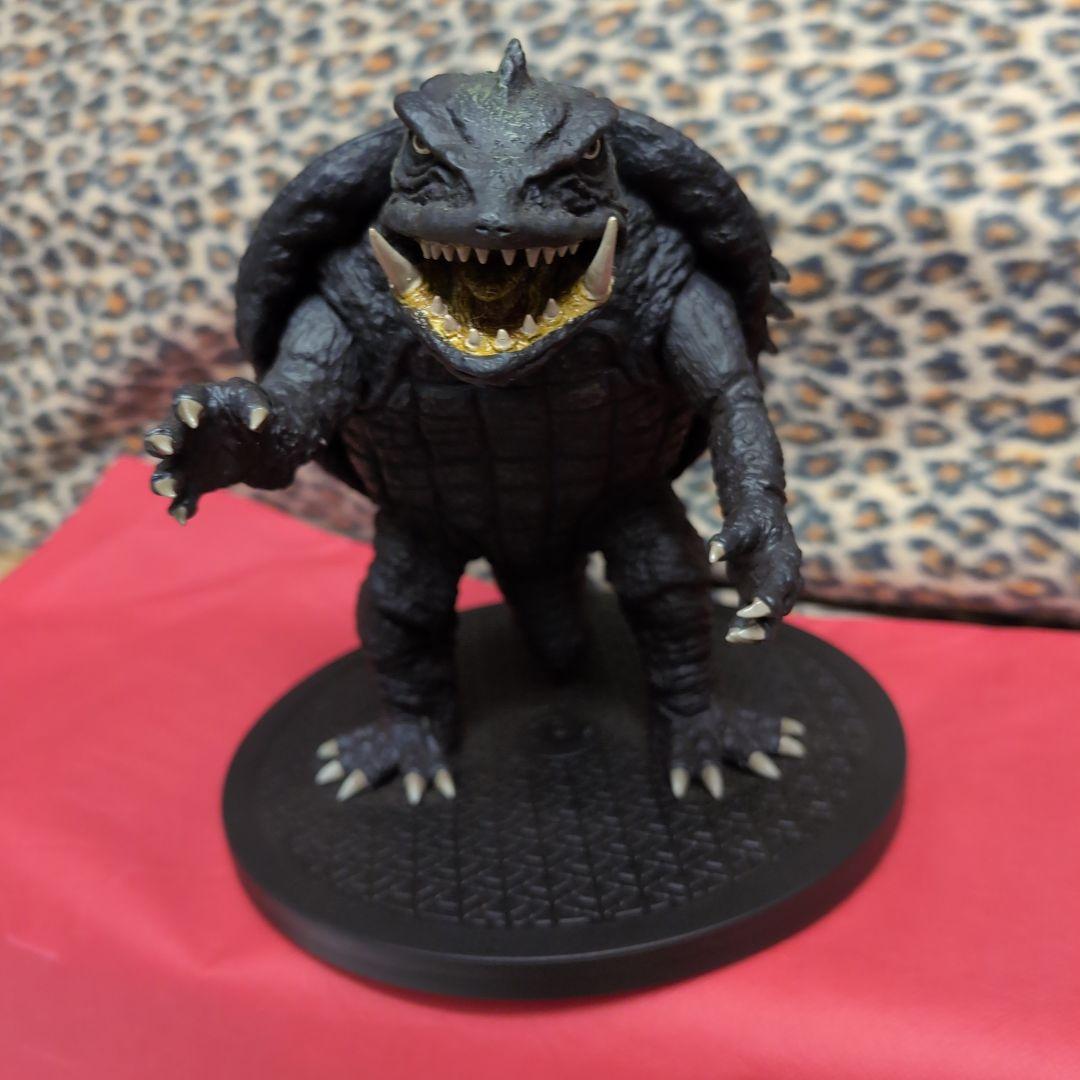 ガメラ怪獣フィギュア 黒 プラスチック製回転座３６０度