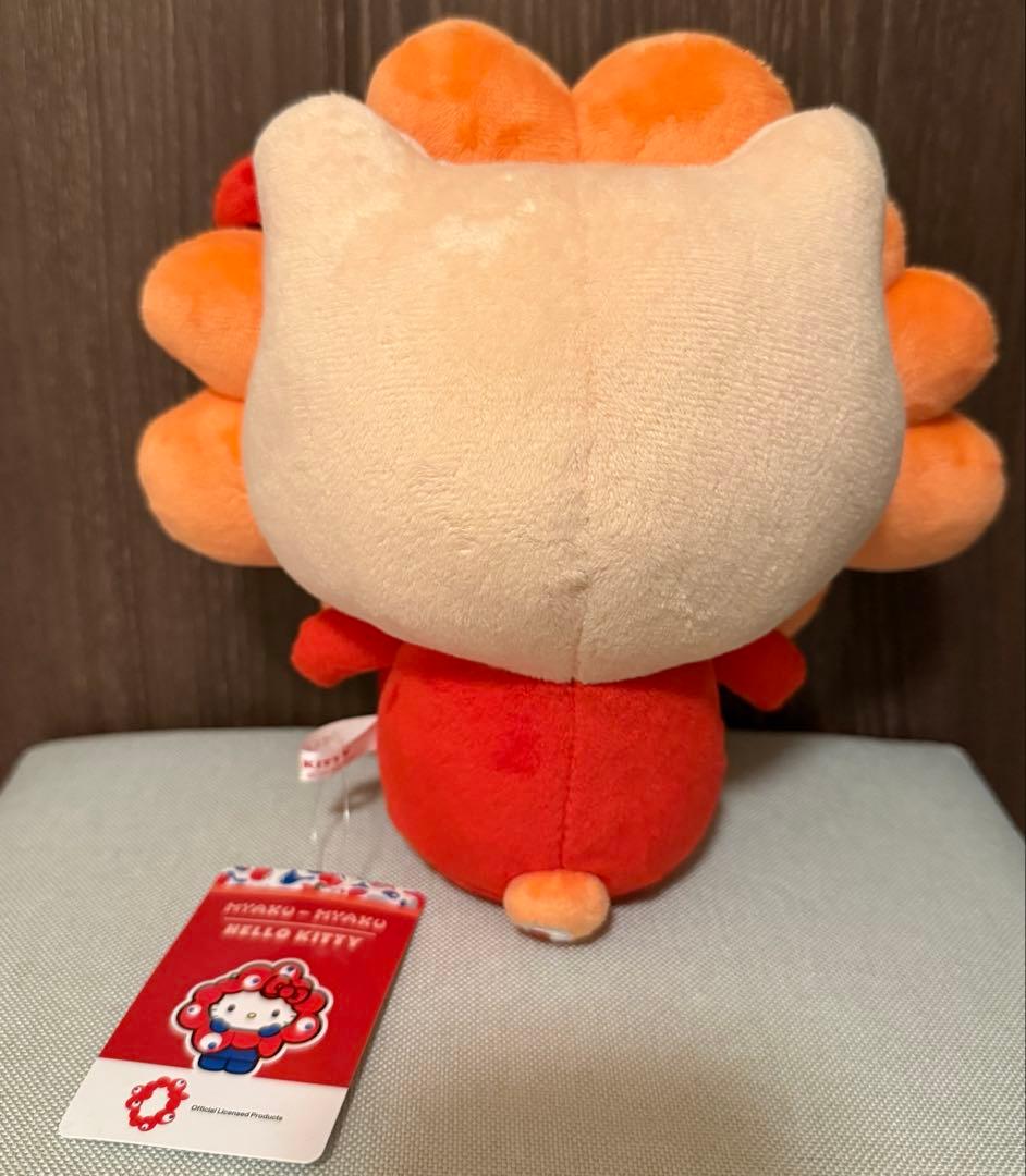 サンリオ　ミャクミャク　推しカラー　キティ　M