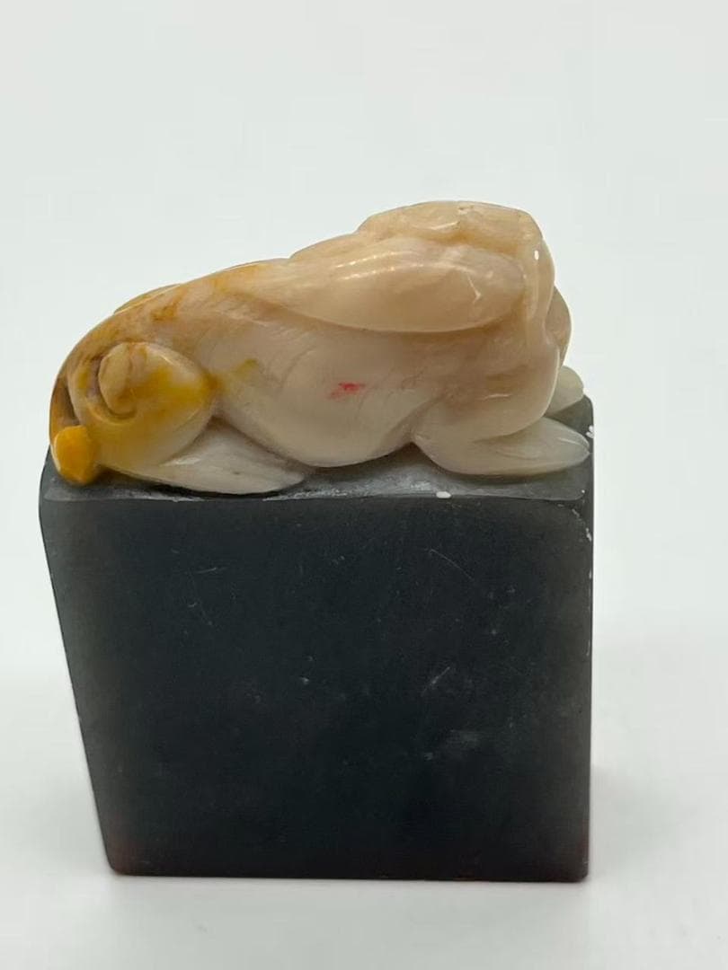 民国　寿山俏色石印　身獸鈕　【壬申年】 篆刻印鑑 収蔵印 文房四宝(F-239)