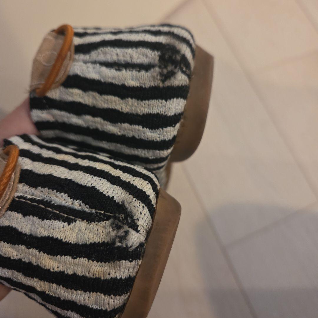 【offen】フリル付き黒白ストライプフラットシューズ