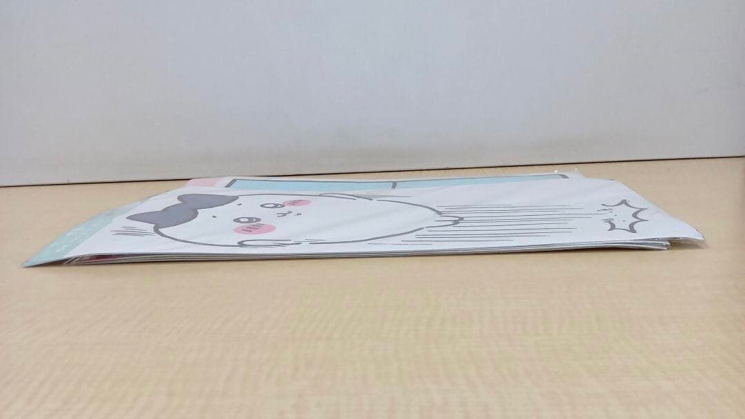 ❶ちいかわ ウォールステッカー 窓から覗く 3種 壁を蹴るハチワレ