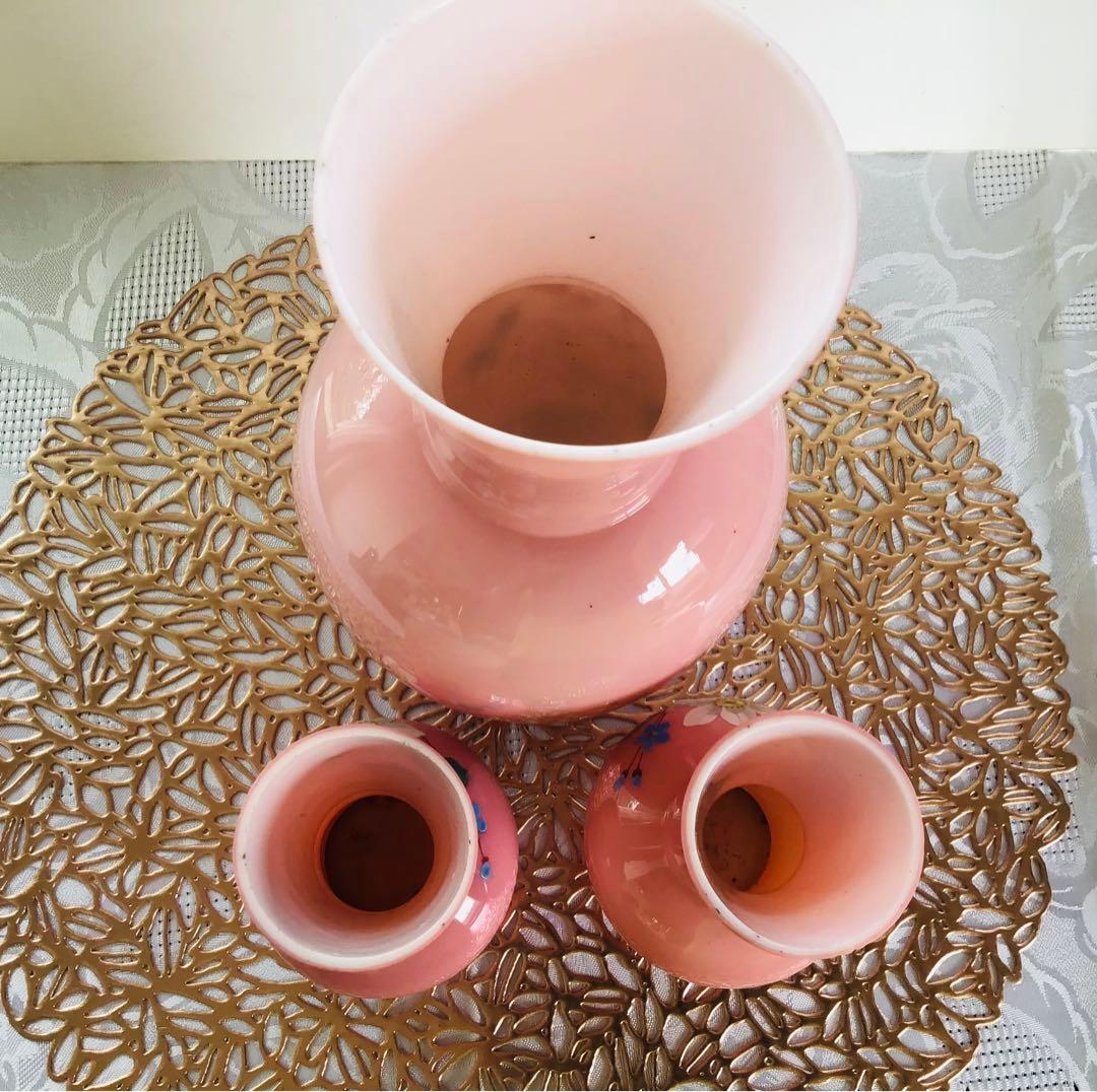 イギリスアンティーク、エナメル彩色のピンクのガラス花瓶セット