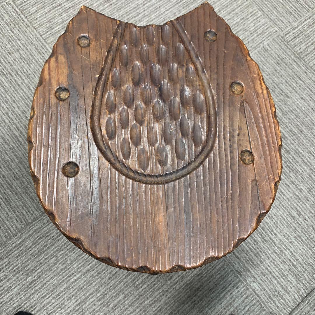 木製彫刻椅子3本脚