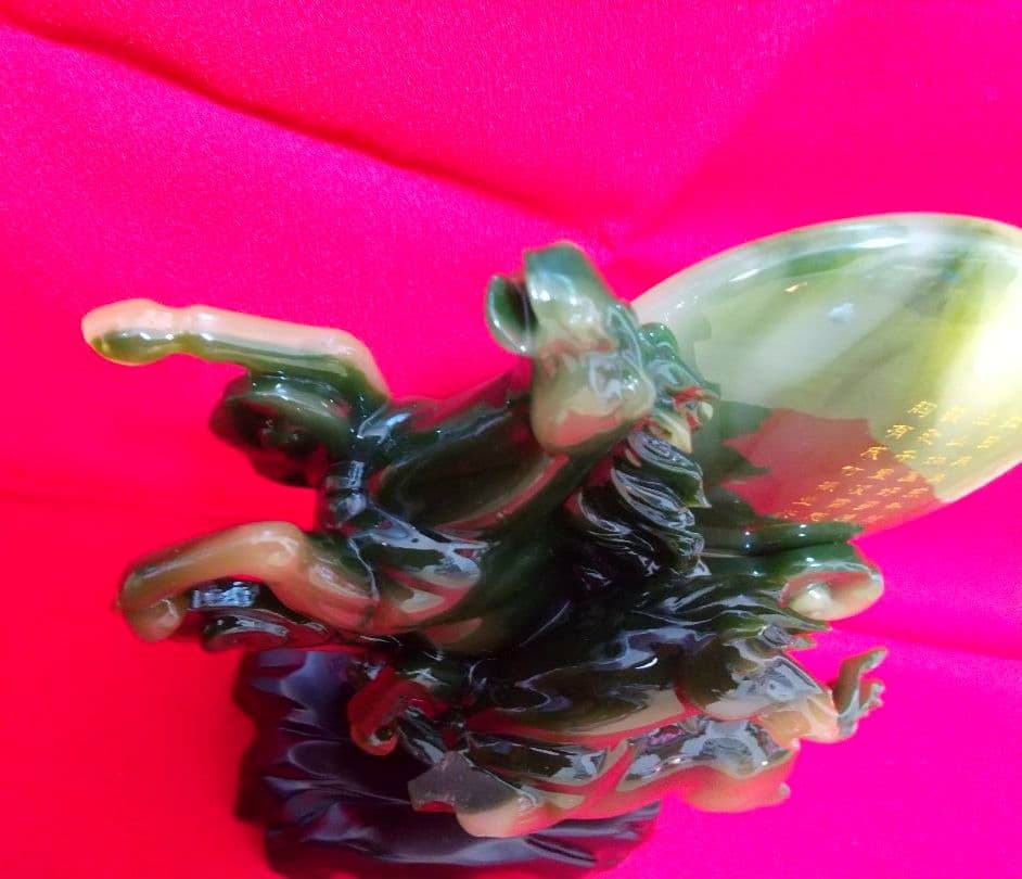 美しい馬の置物　翡翠っぽい　彫刻品　骨董品　美術品　芸術品