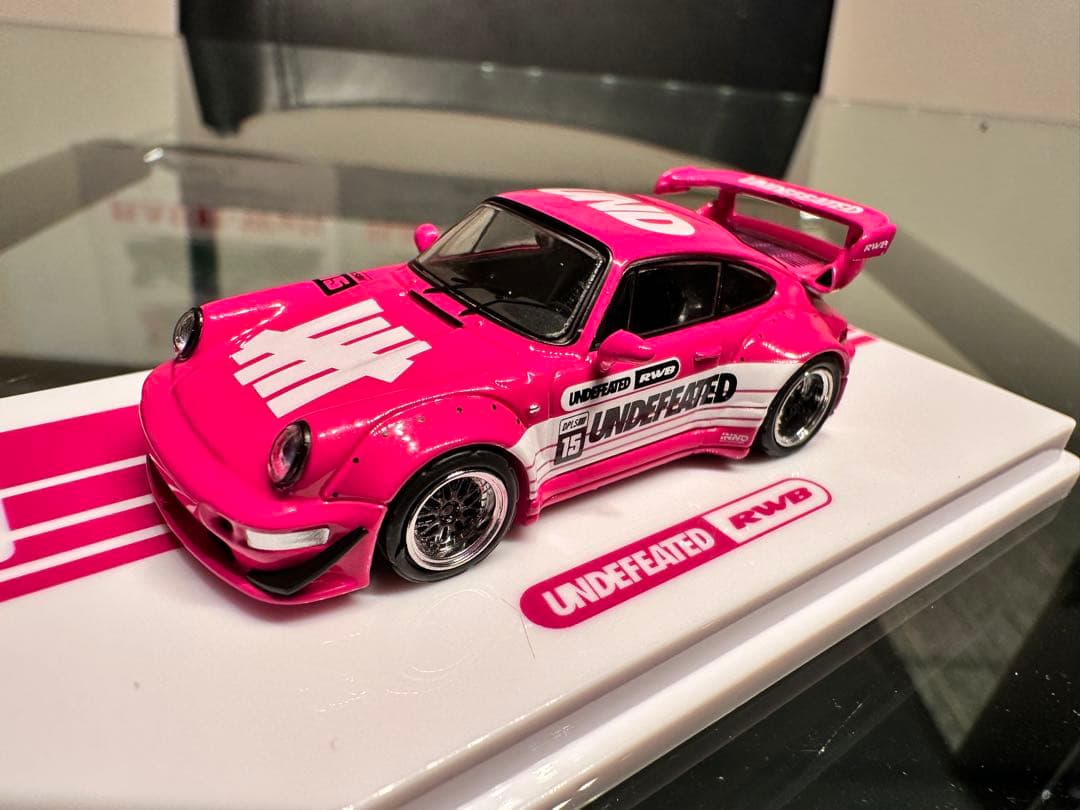 UNDEFEATED ポルシェ911 RWB ミニカーピンク1/64