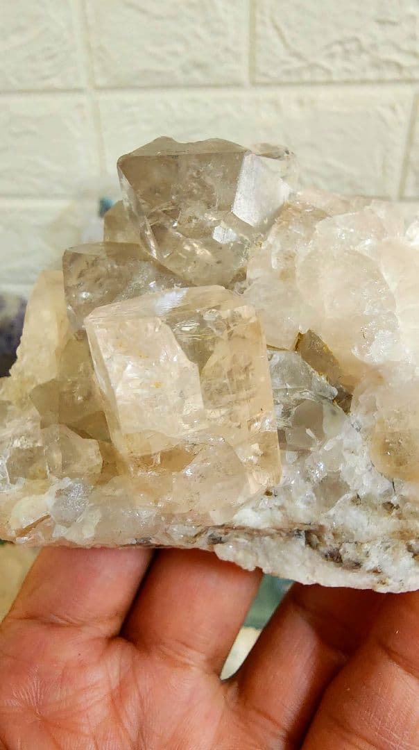 パキスタン産の水晶にトパーズをあしらったもの