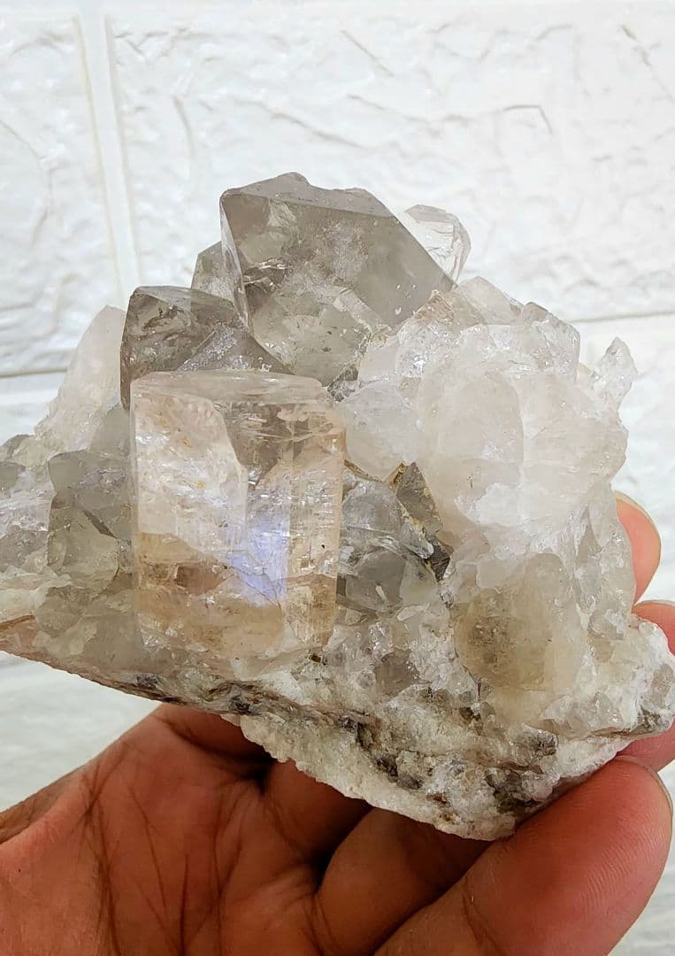 パキスタン産の水晶にトパーズをあしらったもの