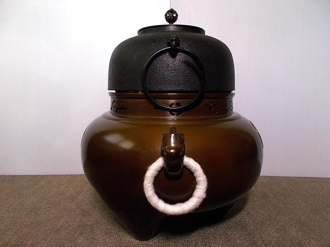 未使用保管品 四代/釜師:菊池正直 和鉄/砂鉄/茶釜 唐銅切合鬼面風炉 共箱