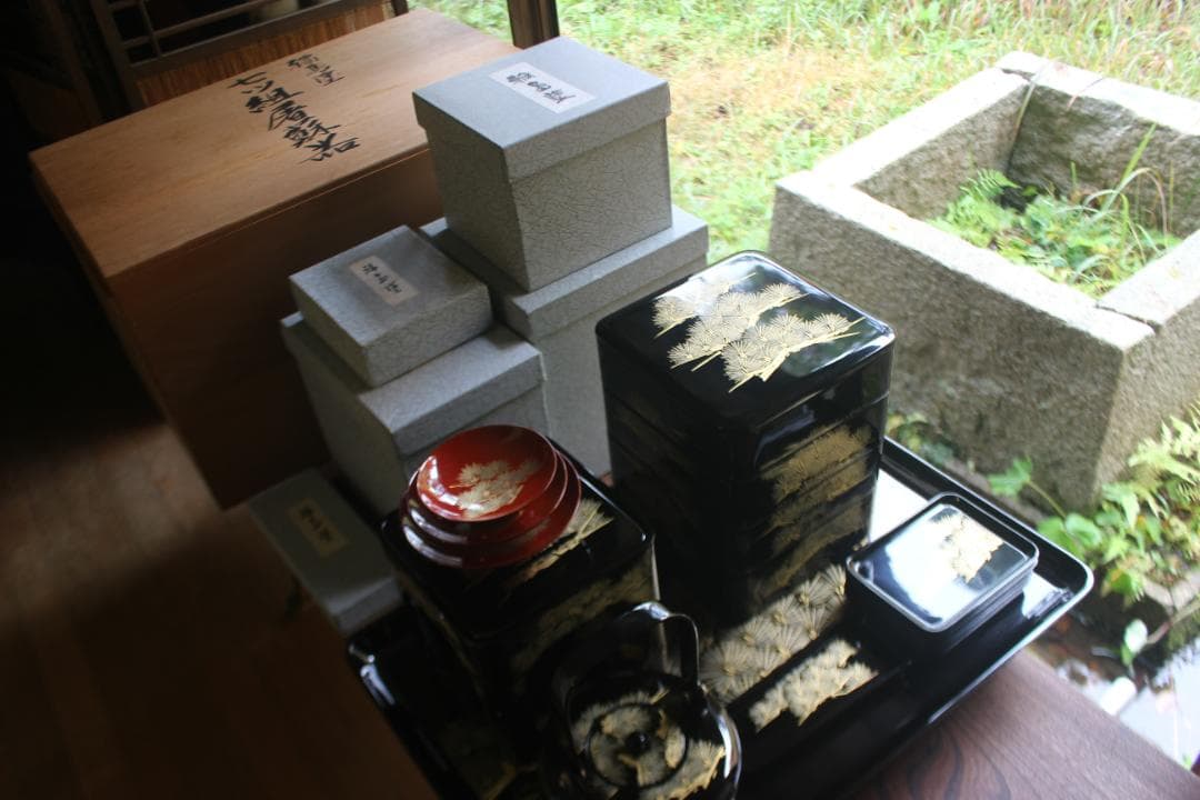 デッドストック！上質黒漆に極上松沈金の映える輪島塗の屠蘇器重箱揃い（検お重