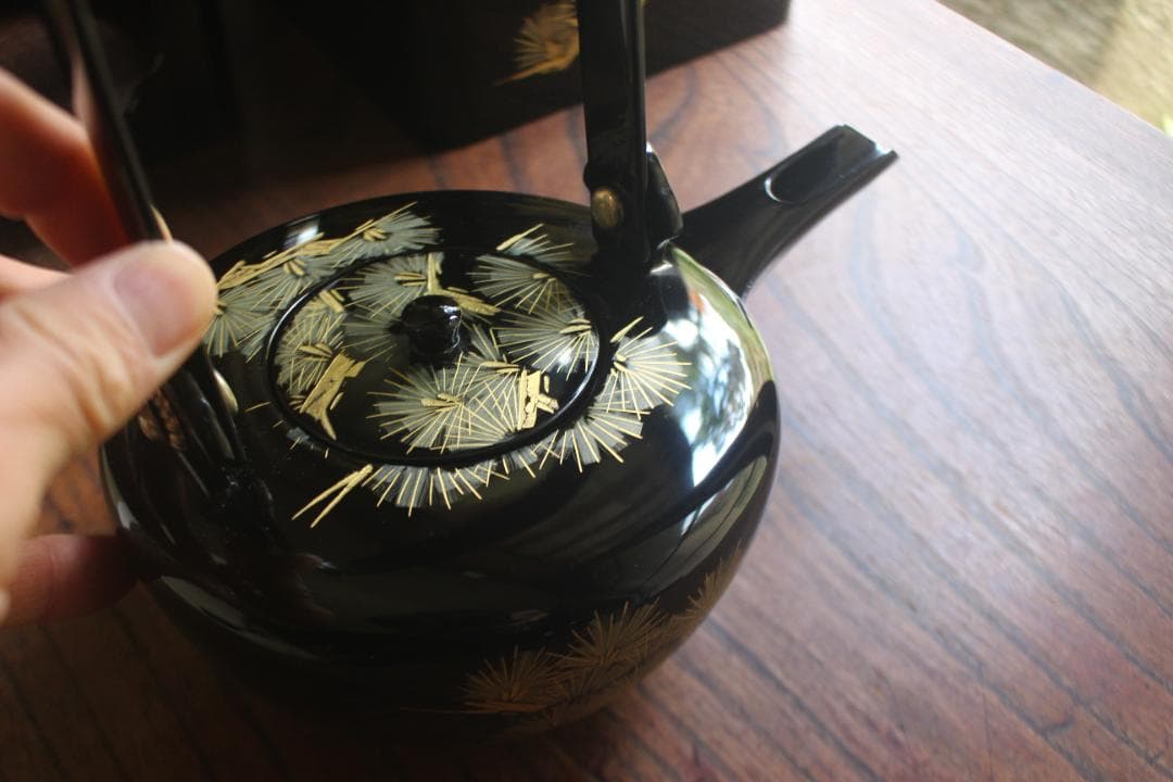 デッドストック！上質黒漆に極上松沈金の映える輪島塗の屠蘇器重箱揃い（検お重