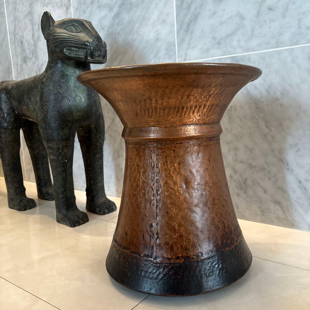 インドネシア　アンティーク　古道具とても雰囲気がある銅製の鉢受け、フラワーベース