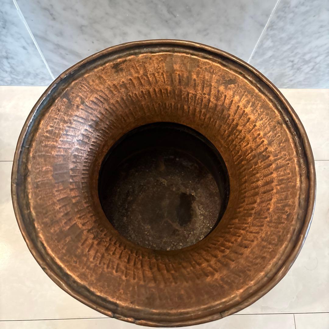 インドネシア　アンティーク　古道具とても雰囲気がある銅製の鉢受け、フラワーベース