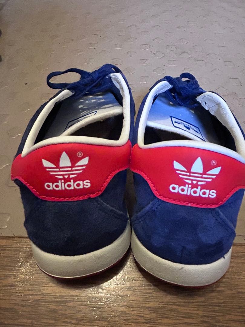 adidas ネイビー/レッド スニーカー