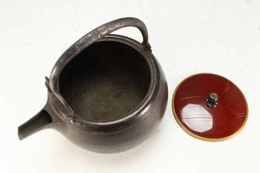 古鉄 持ち手 唐草 銀象嵌 瓶 注器 鉄瓶 銀摘 金縁朱塗蓋(K-XA812)
