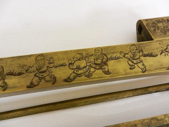 「荣華富貴　大明萬歴年造　龍や童子」などが彫刻された大形の黄銅製錠前