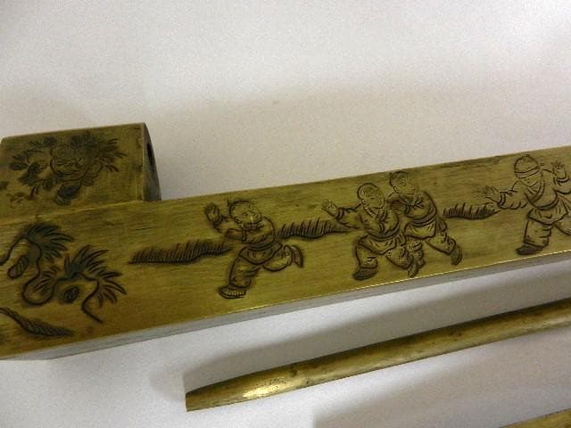 「荣華富貴　大明萬歴年造　龍や童子」などが彫刻された大形の黄銅製錠前