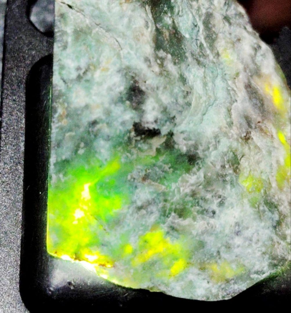 ★翡翠原石★糸魚川硬玉【山之坊コスモクロア・切り出し端材49ｇ】