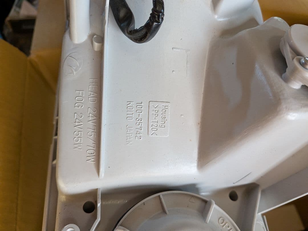 旧車　日野純正ヘッドライト　新品未使用　KoiTo 100-35824