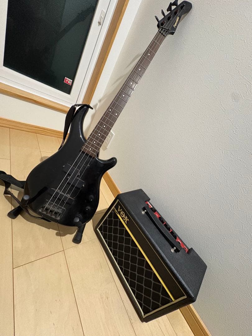 エレキベースとVOXアンプセット