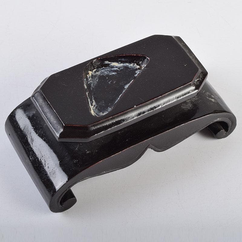 中国　玉石鶏血石彫刻　楼閣山水雕　置物　唐木台付　V　R9267