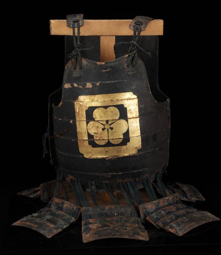 【江戸期 甲冑 胴丸】黒漆塗 二枚胴 草摺付 金箔家 紋 武具 鎧兜 時代物