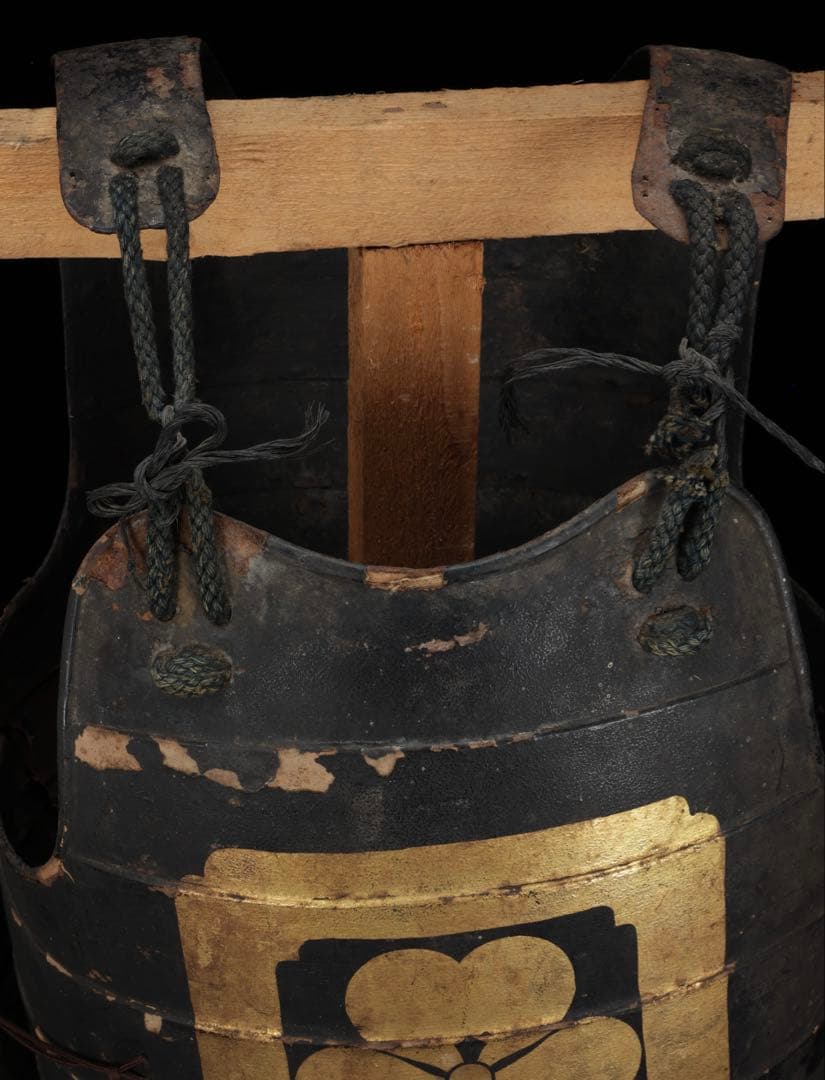 【江戸期 甲冑 胴丸】黒漆塗 二枚胴 草摺付 金箔家 紋 武具 鎧兜 時代物