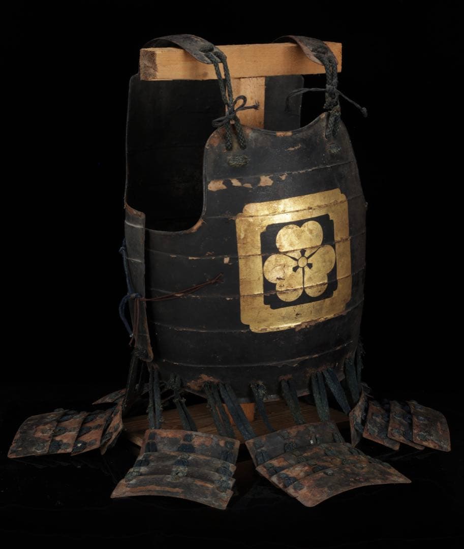 【江戸期 甲冑 胴丸】黒漆塗 二枚胴 草摺付 金箔家 紋 武具 鎧兜 時代物