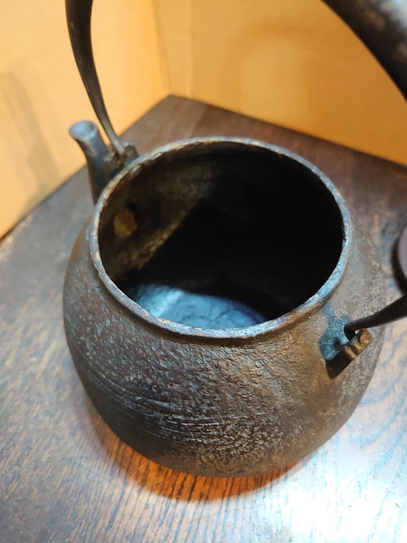 『雲色堂鉄瓶 刷毛目岩肌宝珠型／銅蓋』横最大17.5cm 奥行15 高さ22cm