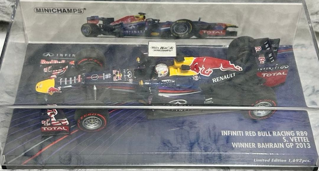 ミニチャンプス 1/43 レッドブル RB9 ベッテル 2013バーレーン優勝