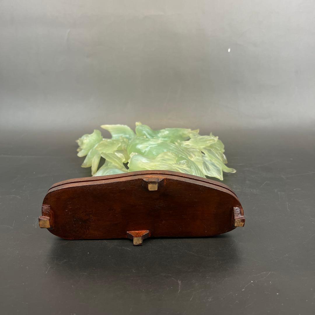 ［美品］翡翠 鳥　彫刻　天然石 木製台座　送料込み