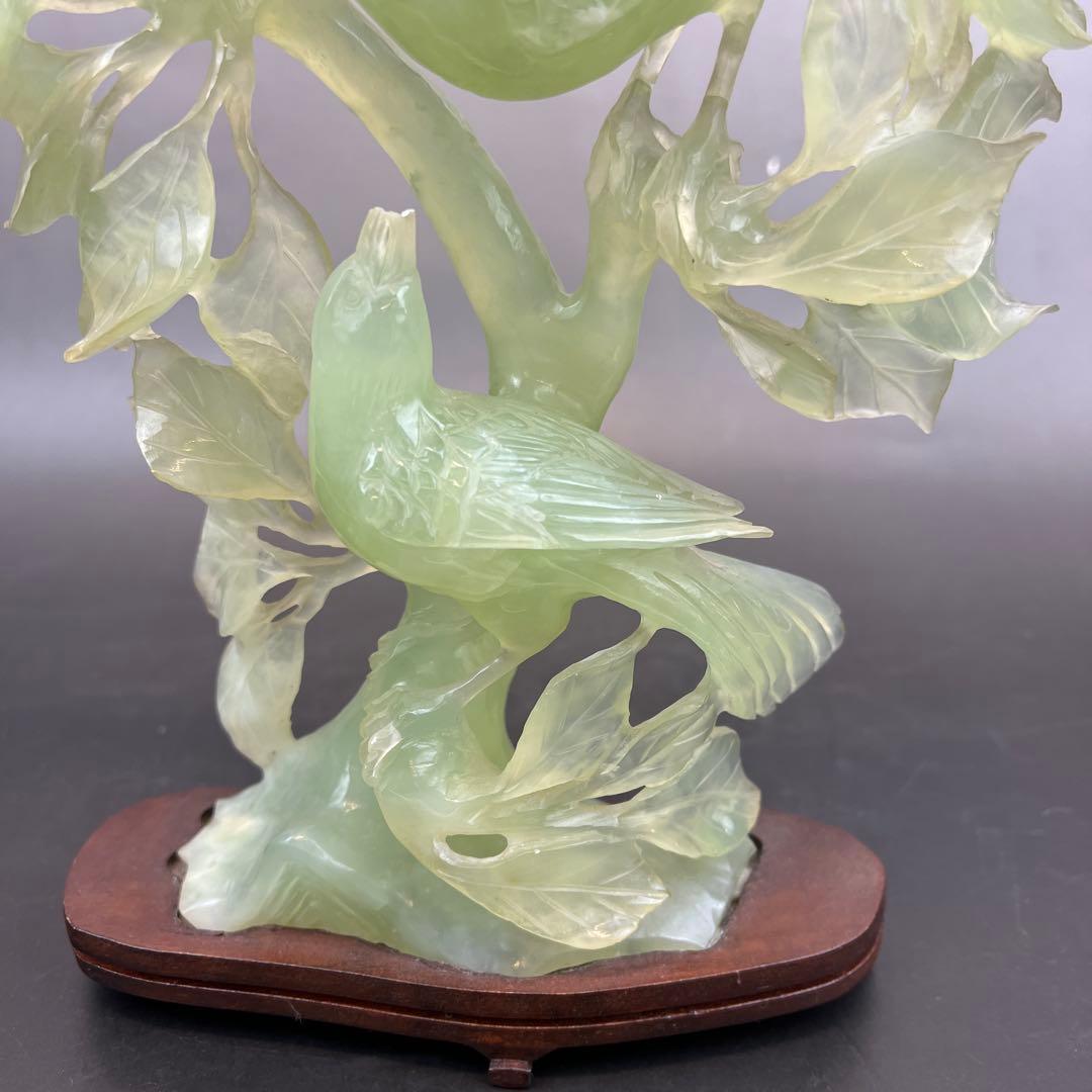 ［美品］翡翠 鳥　彫刻　天然石 木製台座　送料込み