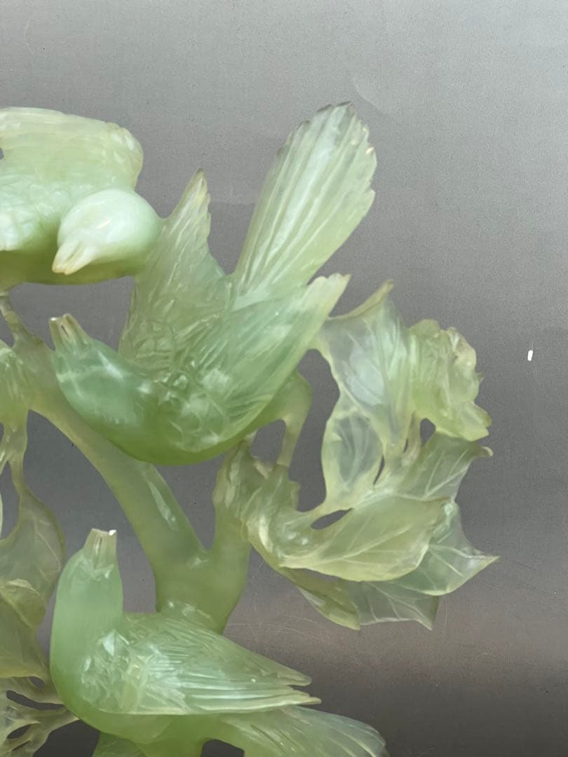 ［美品］翡翠 鳥　彫刻　天然石 木製台座　送料込み