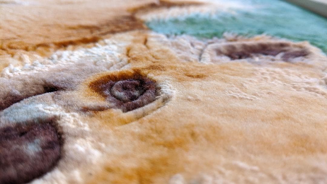 犬(チワワ）絵画絨毯  高級ペルシャ絨毯 ウール・シルク手織