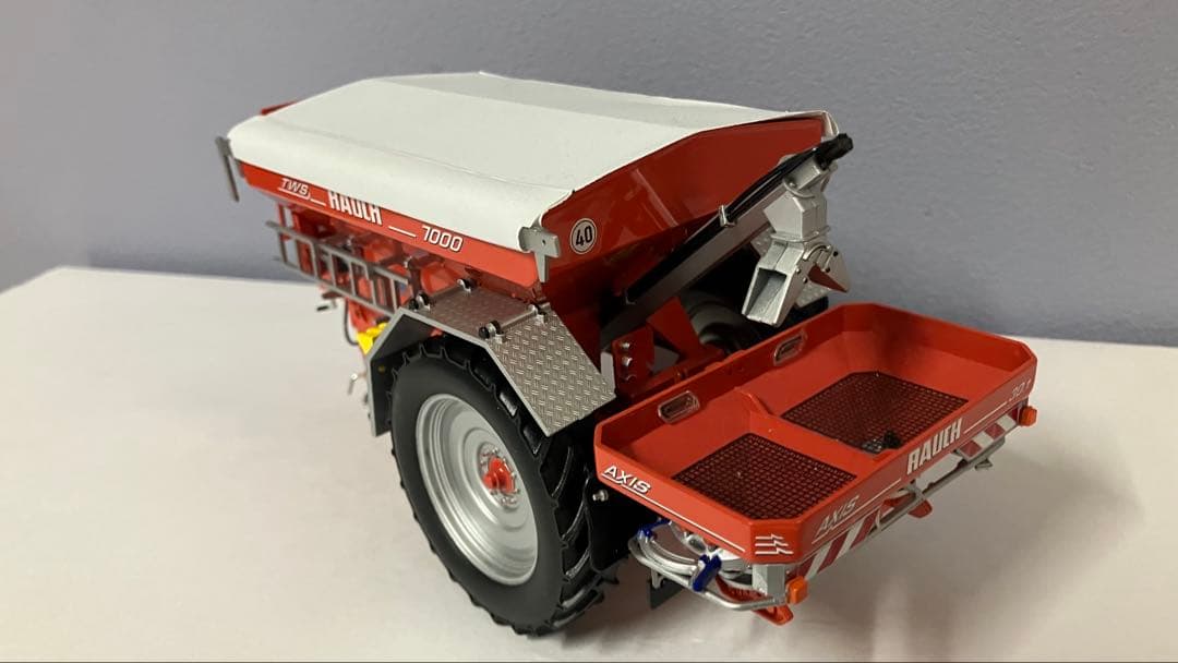 ユニバーサルホビー　RAUCH TWS7000 &AXIS 1/32スケール