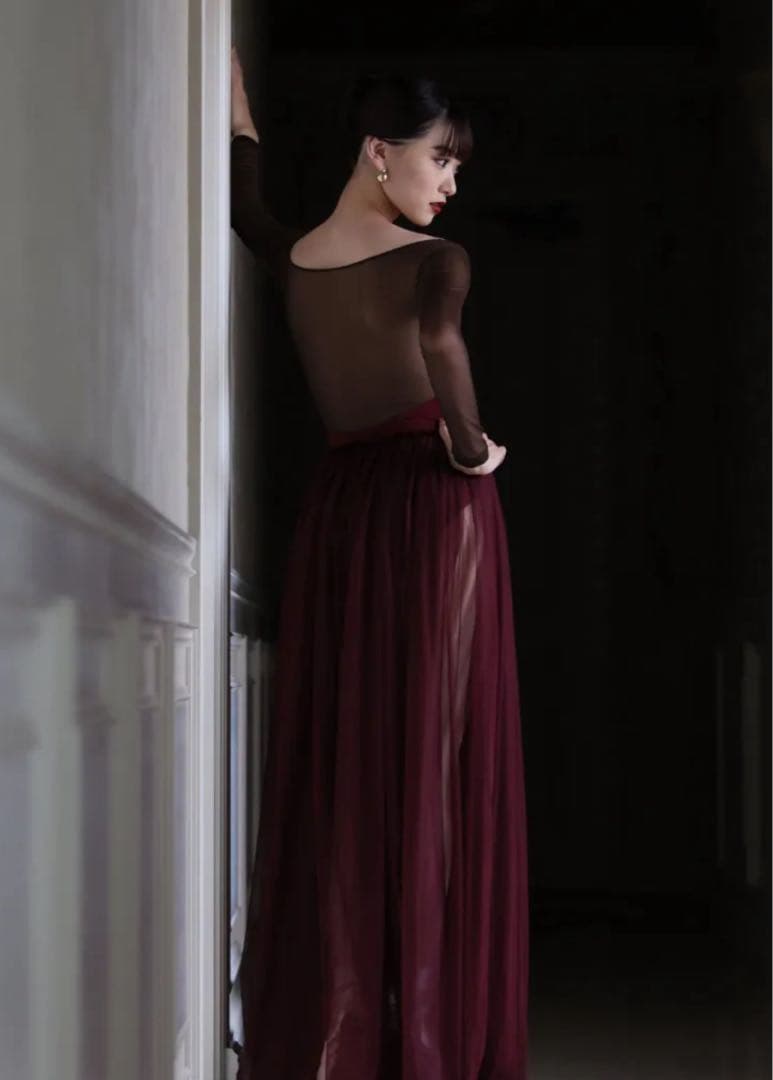 unoaワインレッド・ベージュ Vネック長袖レオタード