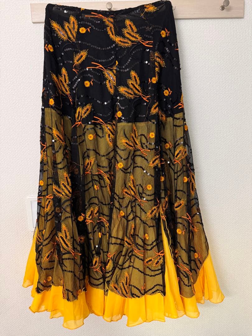 社交ダンス　上下セット　刺繍入りフレアスカート 黒・黄・オレンジ　Lサイズ