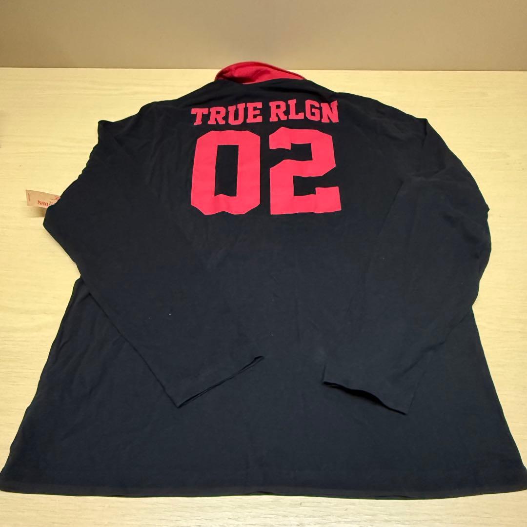 トゥルーレリジョン（True Religion）のロゴ入りラグビーシャツ